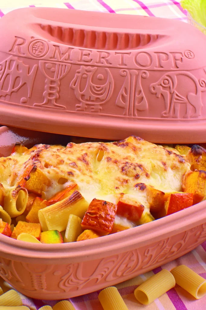 Kürbis-Rigatoni-Auflauf mit Curry-Béchamel und Käse