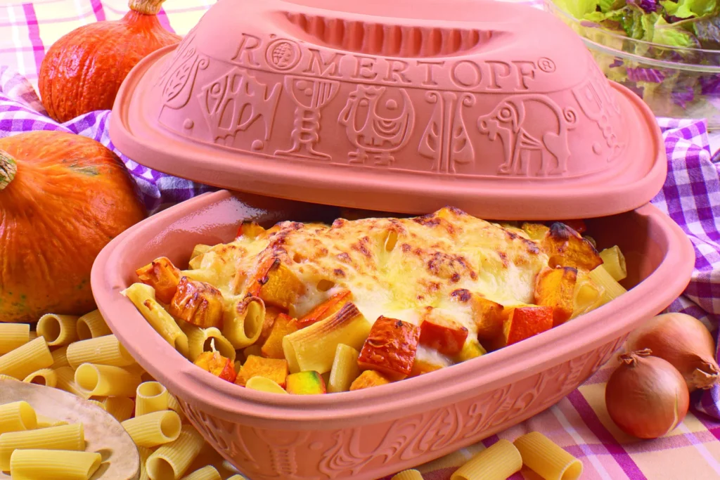 Rigatoni-Auflauf mit Hokkaido-Kürbis und Käsekruste im Römertopf