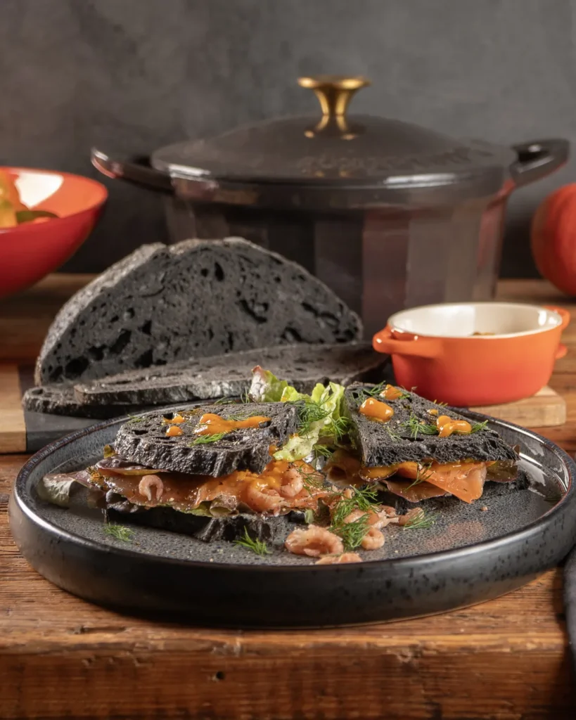 Schwarzes Halloween-Sauerteigbrot mit Lachs