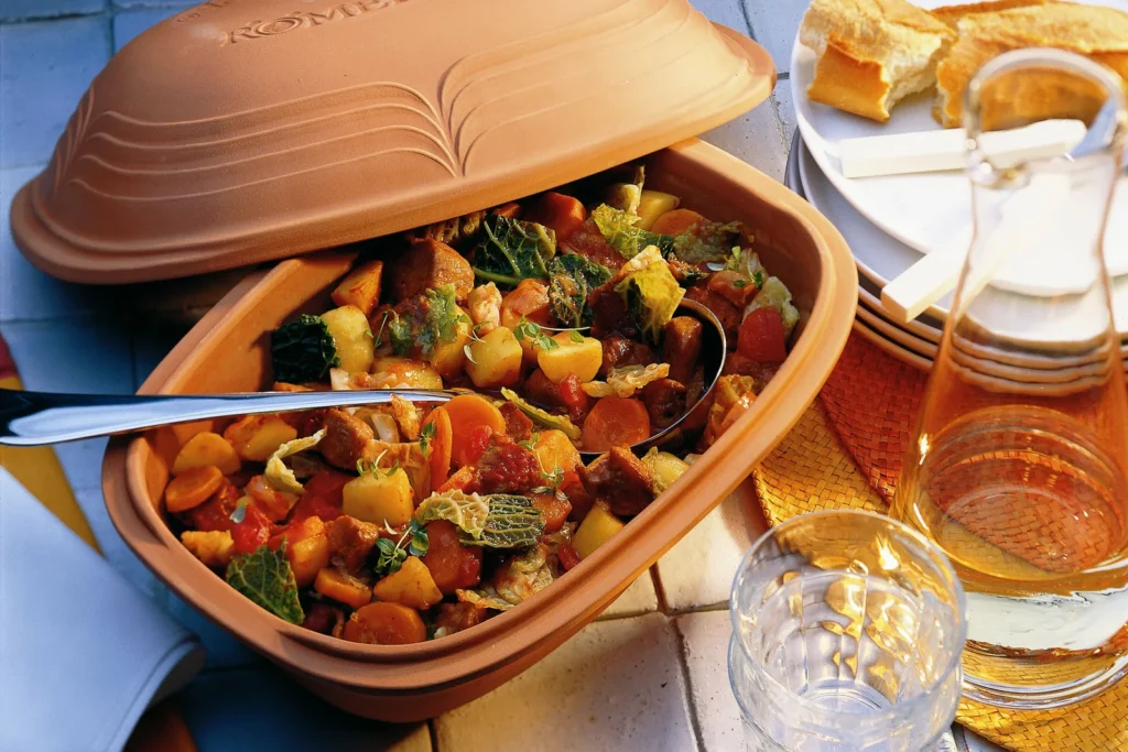 Wirsingeintopf mit Cabanossi, Kartoffeln und Möhren im Römertopf
