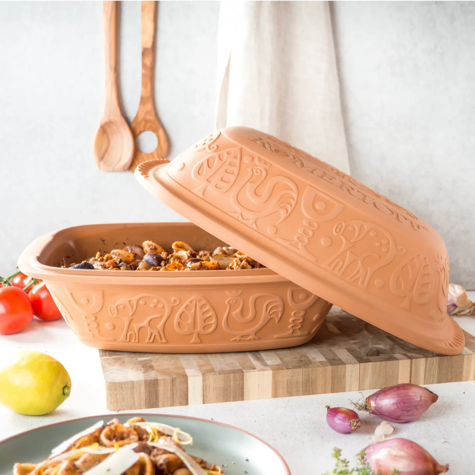 Römertopf Bräter Klassik aus Naturton mit Deckeldekor – Tonbräter für den Backofen