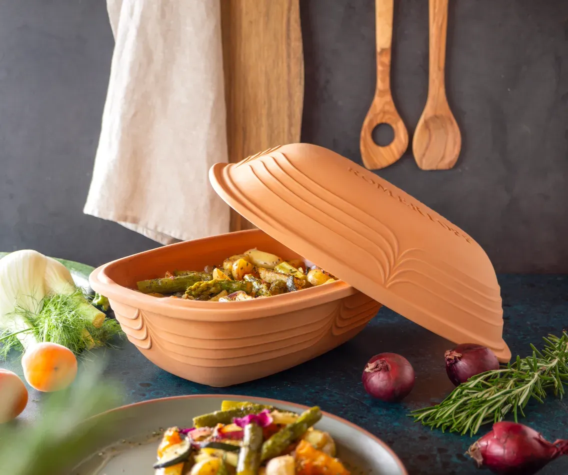 Römertopf Modern Look Bräter aus Naturton mit wellenförmiger Oberflächenstruktur