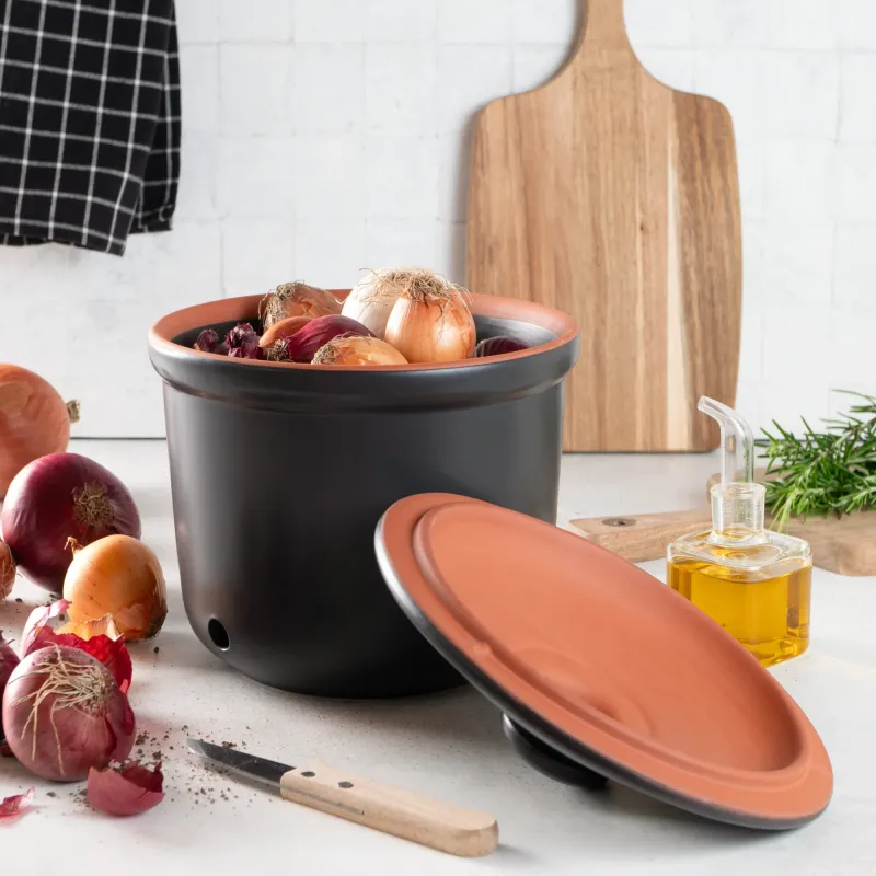 Zwiebeltopf in Schwarz mit Zwiebeln