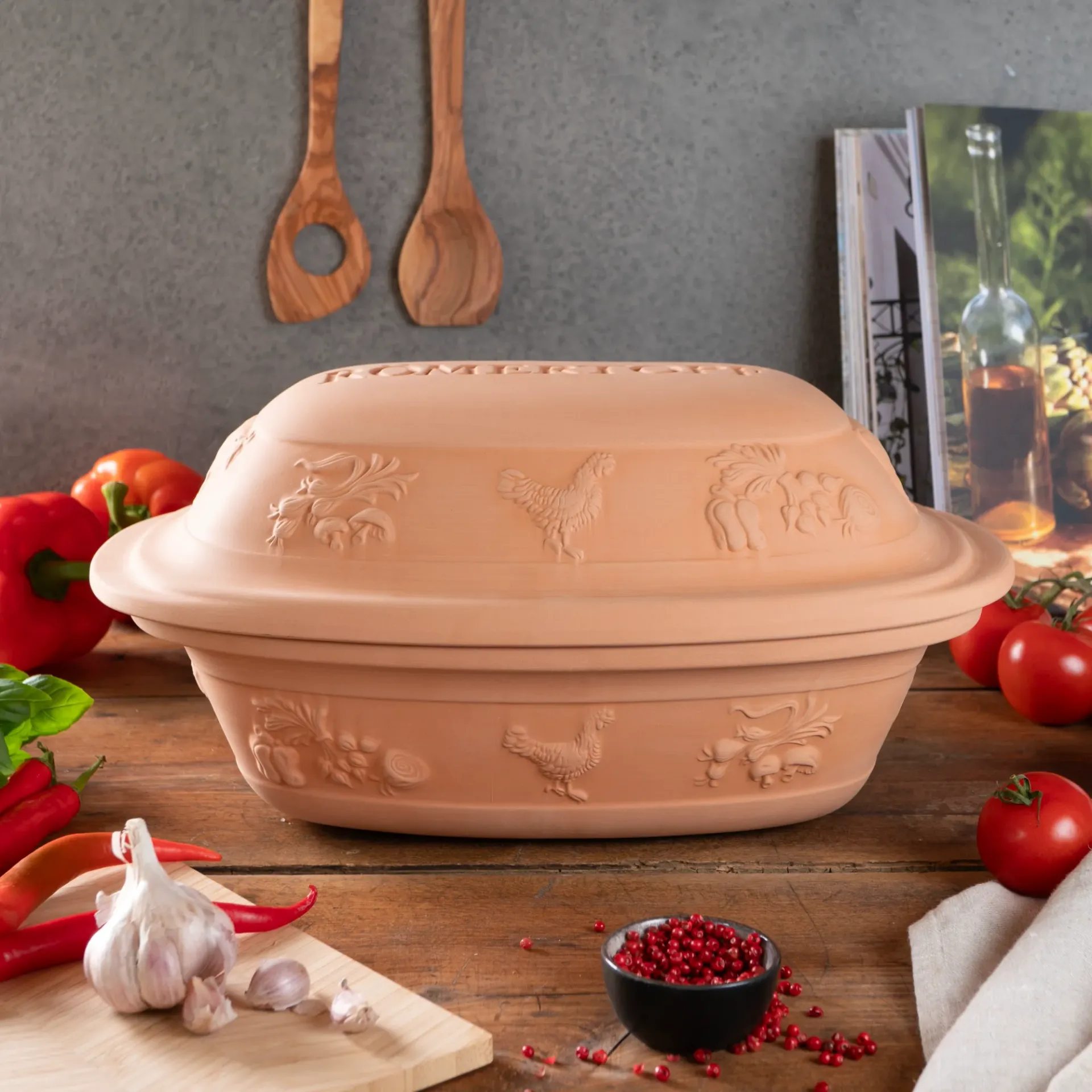 Ur-Römertopf Rustico aus unglasiertem Naturton mit Tier-Motiven auf dem Deckel